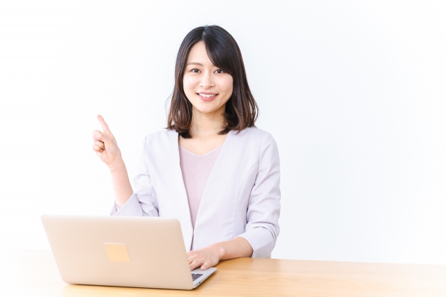 指をさす女性